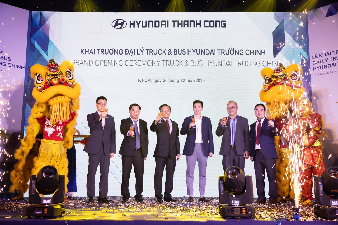 Đại diện nâng ly khai tiệc